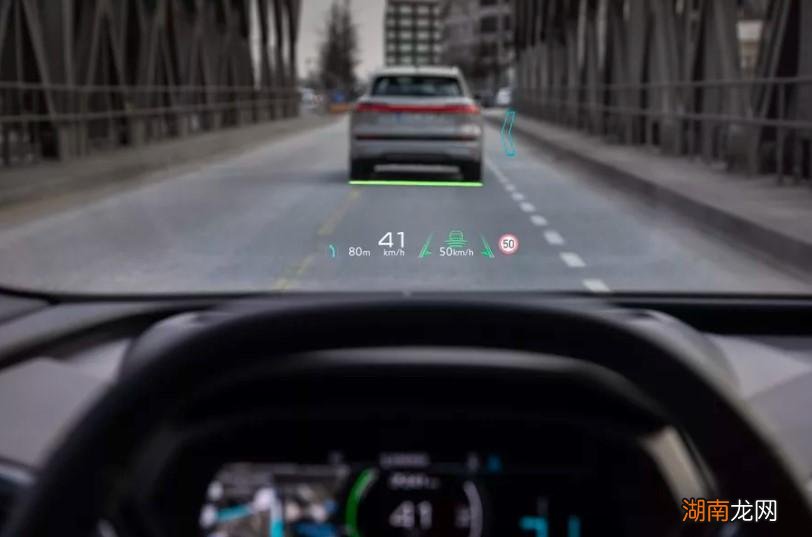 奥迪展示了Q4 E Tron的新型增强现实显示器