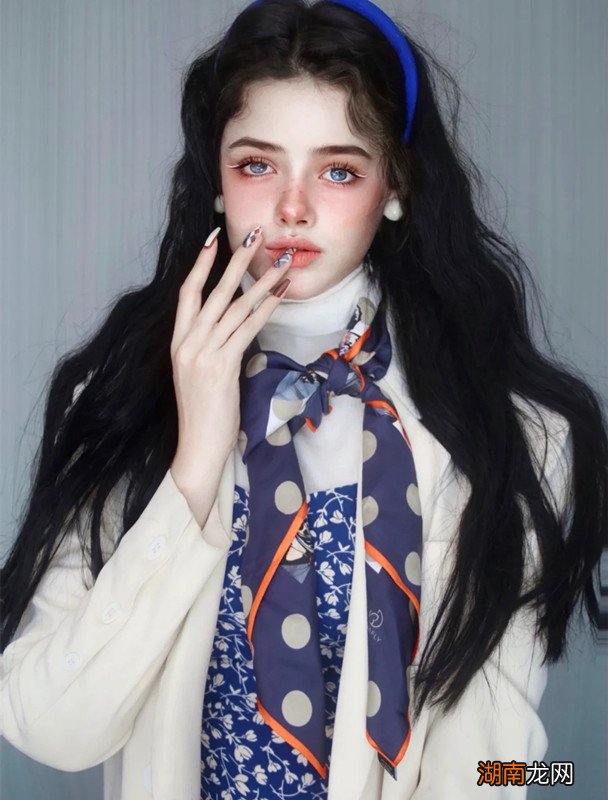 丝巾怎么搭配更好看更时髦 小丝巾的各种系法图解