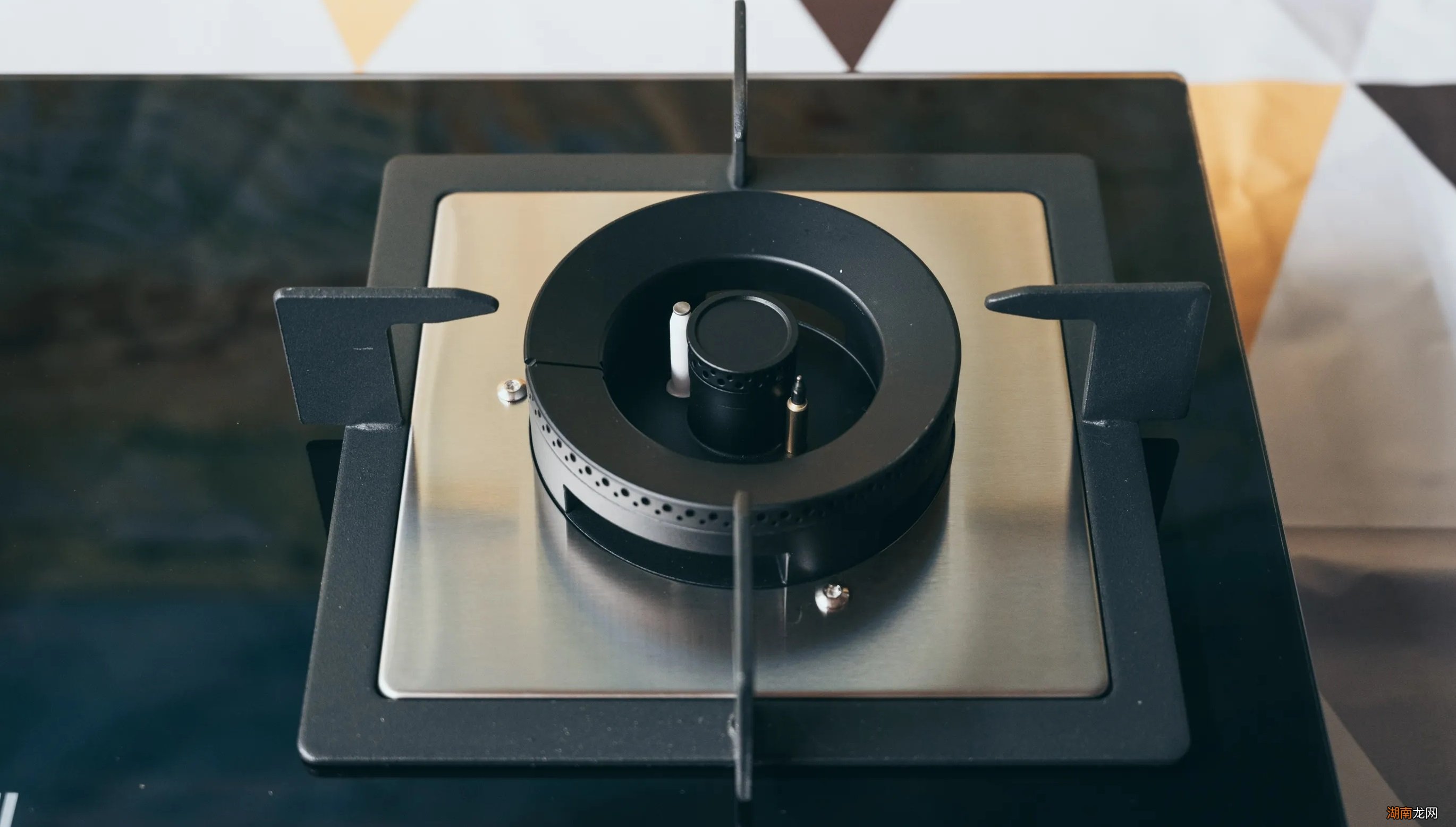 自动熄火解决办法 燃气灶打着火燃一会就熄灭了怎么回事