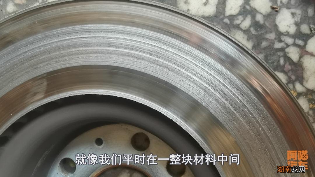 刹车盘磨损到什么程度要换图解 刹车盘多久换一次合适