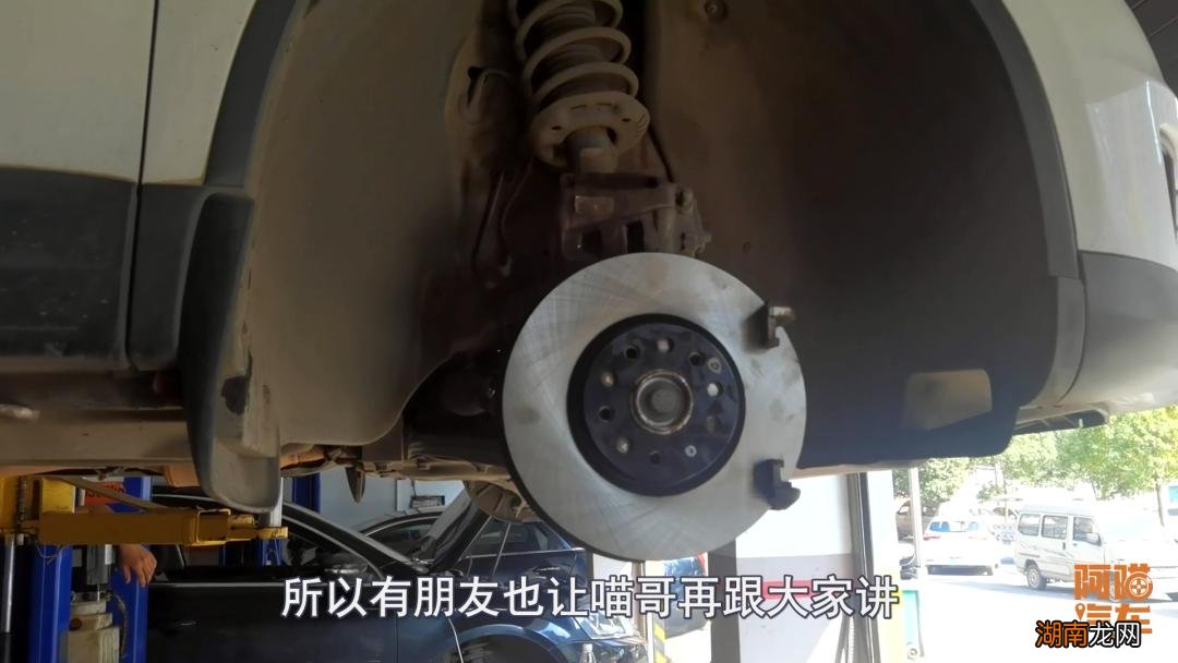 刹车盘磨损到什么程度要换图解 刹车盘多久换一次合适