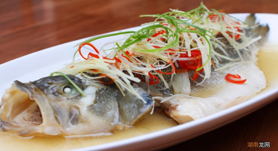 鲈鱼蒸制前怎么处理 蒸鲈鱼怎么蒸好吃蒸多少分钟