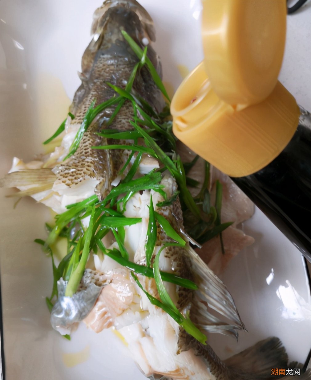 鲈鱼蒸制前怎么处理 蒸鲈鱼怎么蒸好吃蒸多少分钟