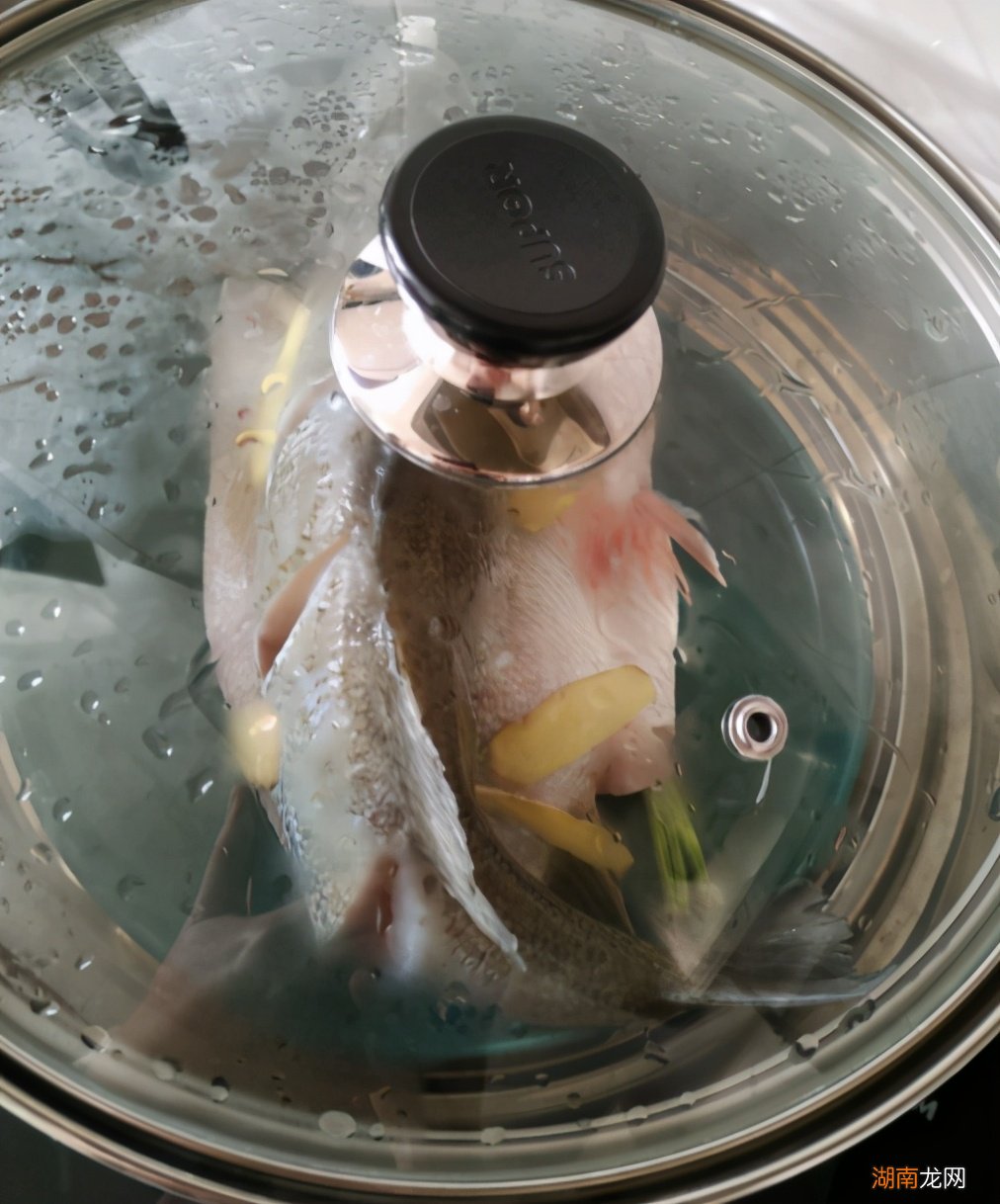 鲈鱼蒸制前怎么处理 蒸鲈鱼怎么蒸好吃蒸多少分钟