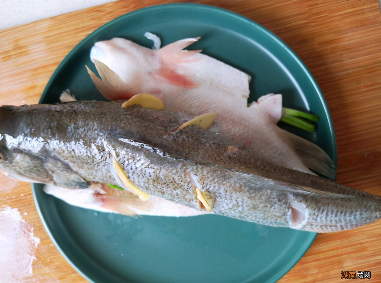 鲈鱼蒸制前怎么处理 蒸鲈鱼怎么蒸好吃蒸多少分钟
