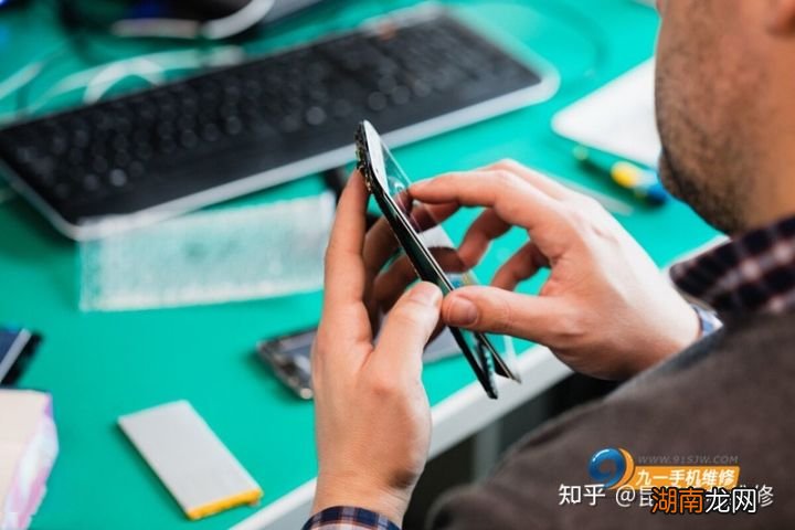 手机进水维修需要多少钱 手机进水屏幕有水印怎么办