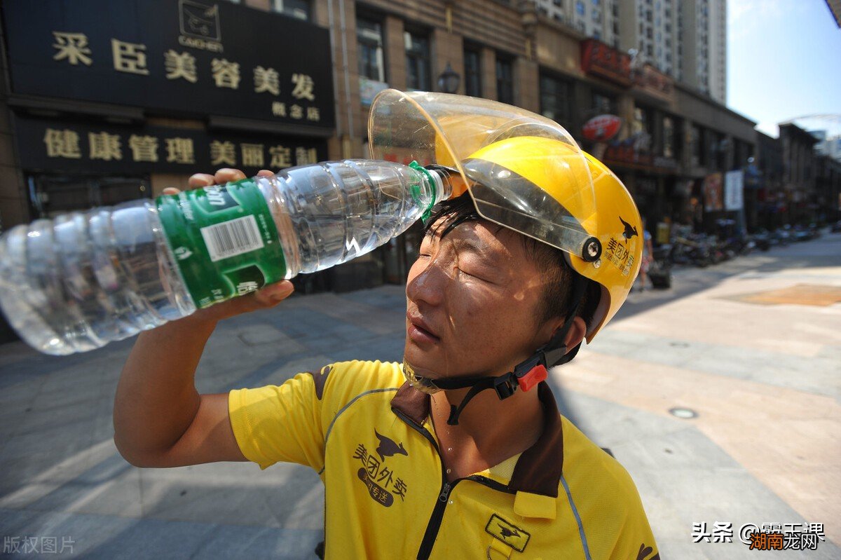 外卖骑手一个月的真实工资 外卖小哥一个月挣多少钱