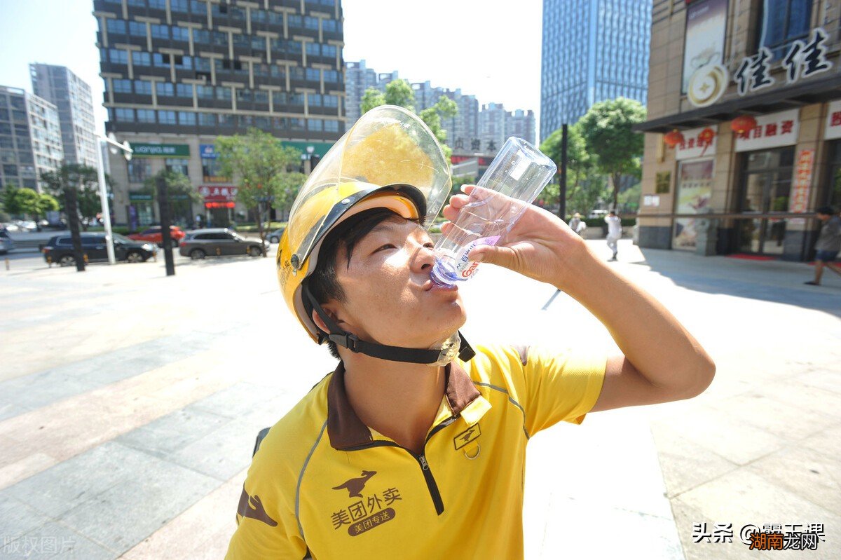 外卖骑手一个月的真实工资 外卖小哥一个月挣多少钱