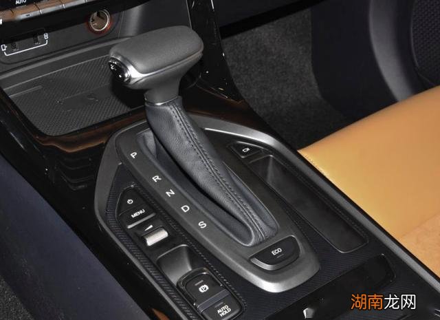 自动挡等红灯时挂哪个挡 等红绿灯时自动档怎么停车最好