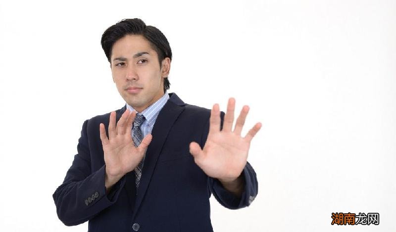 高冷男生掩饰暗恋你的表现 男人会故意对暗恋的女生冷淡