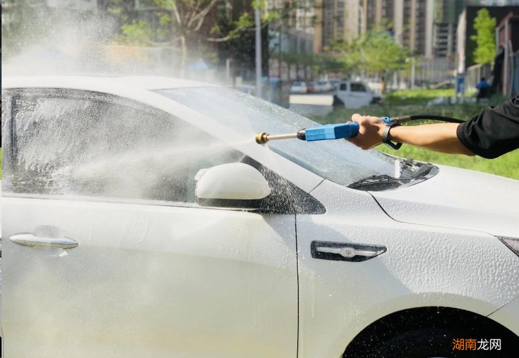 洗车的正确频率及注意事项 汽车三个月不洗车伤车漆吗