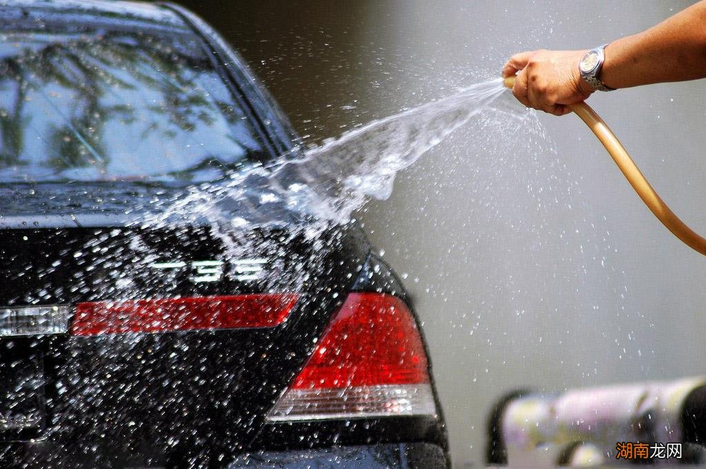 洗车的正确频率及注意事项 汽车三个月不洗车伤车漆吗