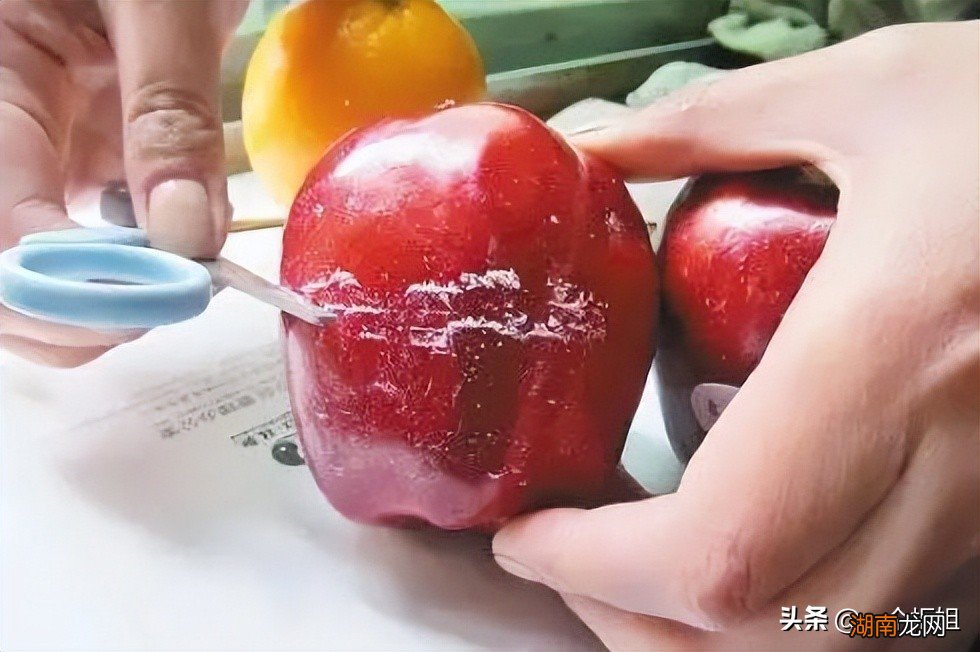 脸上起白皮的原因是什么 洗完脸后脸上起白皮怎么办