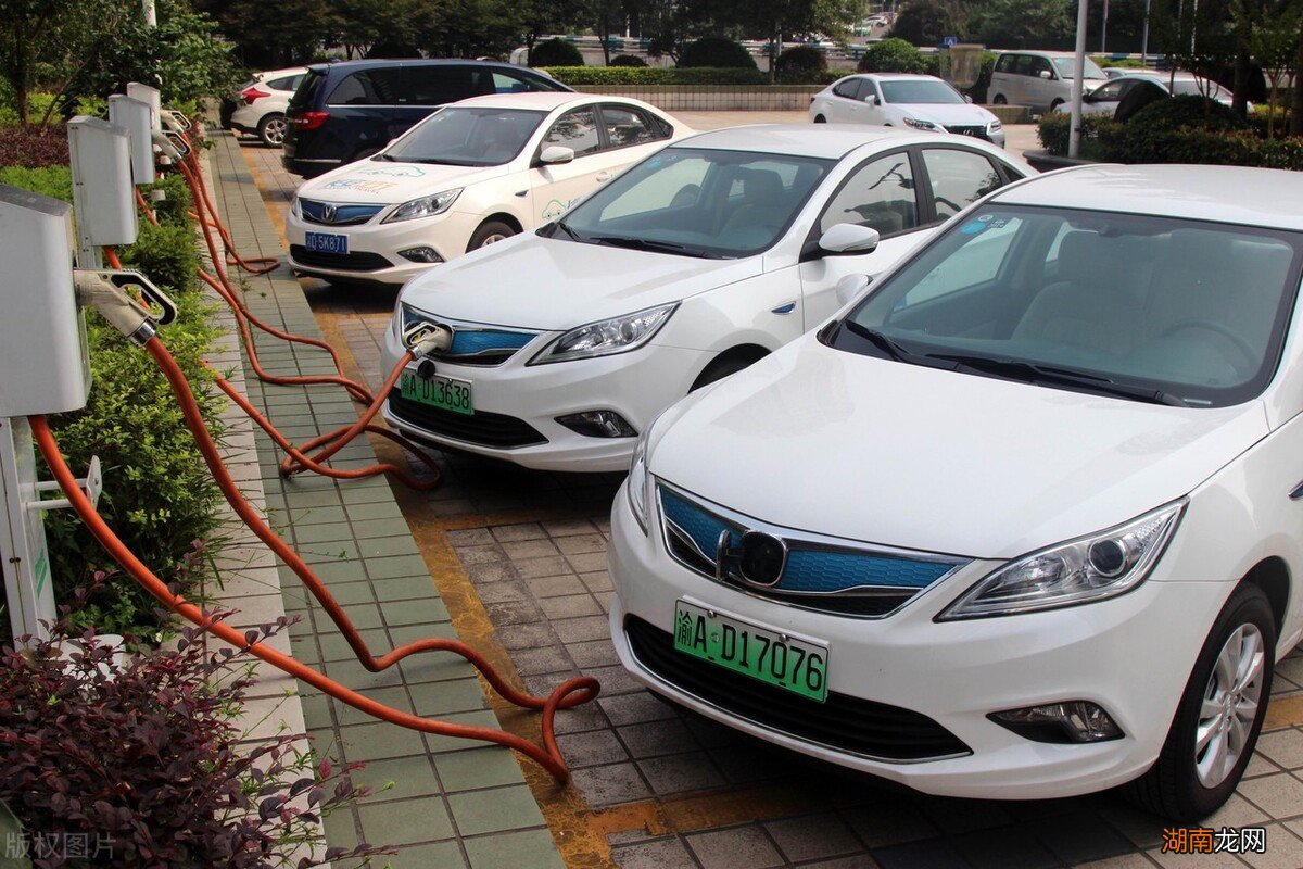 现在买汽油车还是新能源车更划算 新能源车和汽油车哪个好