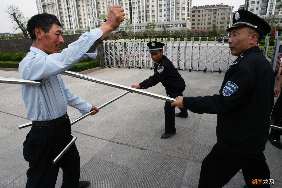 在银行里面当保安工资多少钱 银行保安多少钱一个月