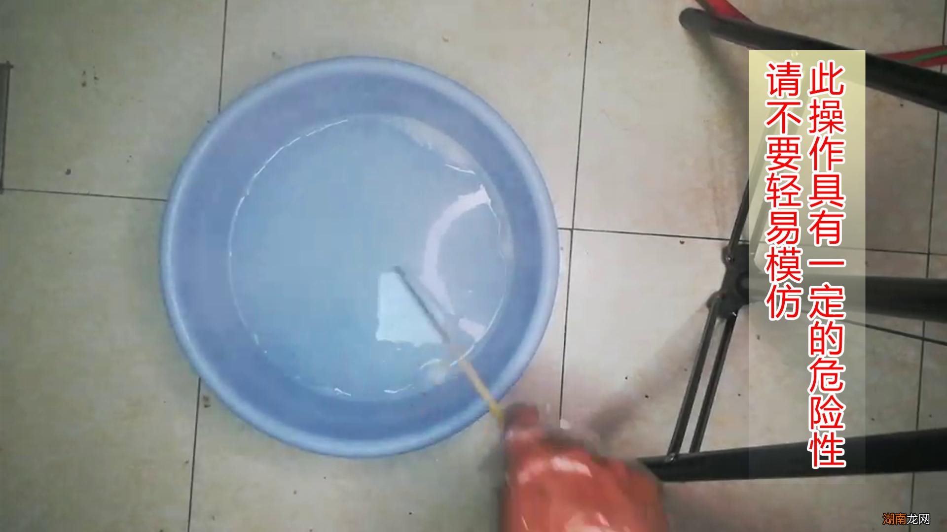 油污堵住水道烧碱能疏通吗 厨房下水道油污结块堵塞怎办