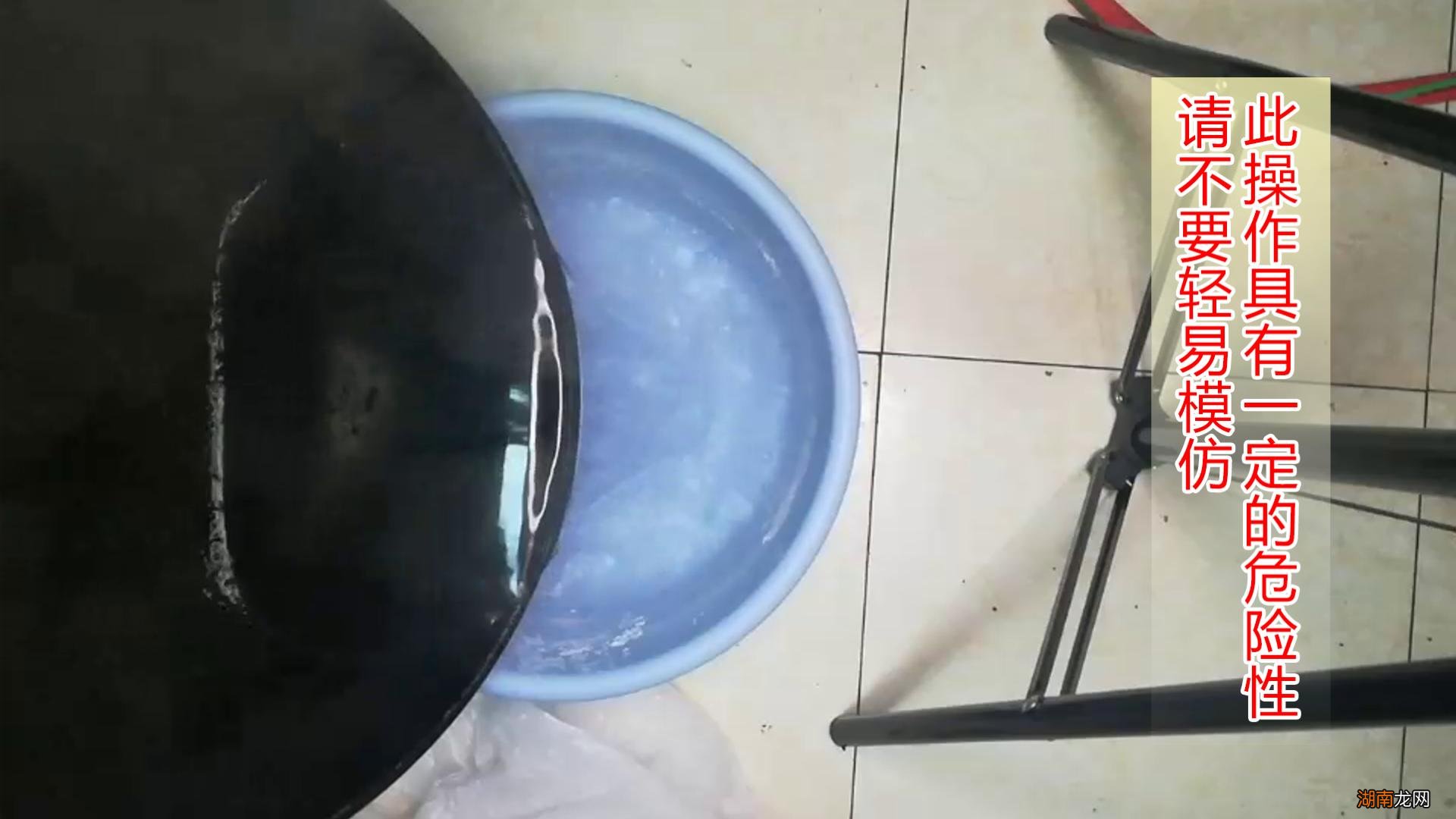 油污堵住水道烧碱能疏通吗 厨房下水道油污结块堵塞怎办