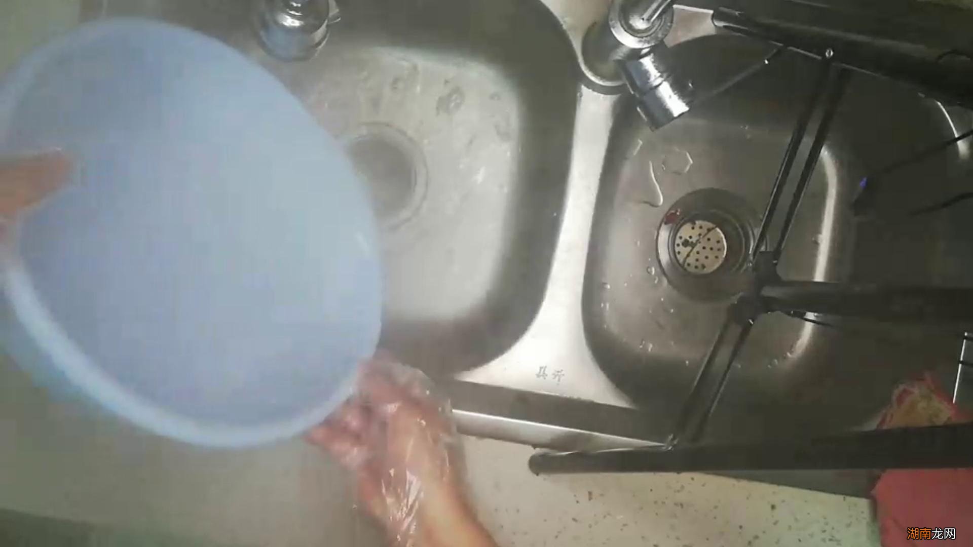 油污堵住水道烧碱能疏通吗 厨房下水道油污结块堵塞怎办