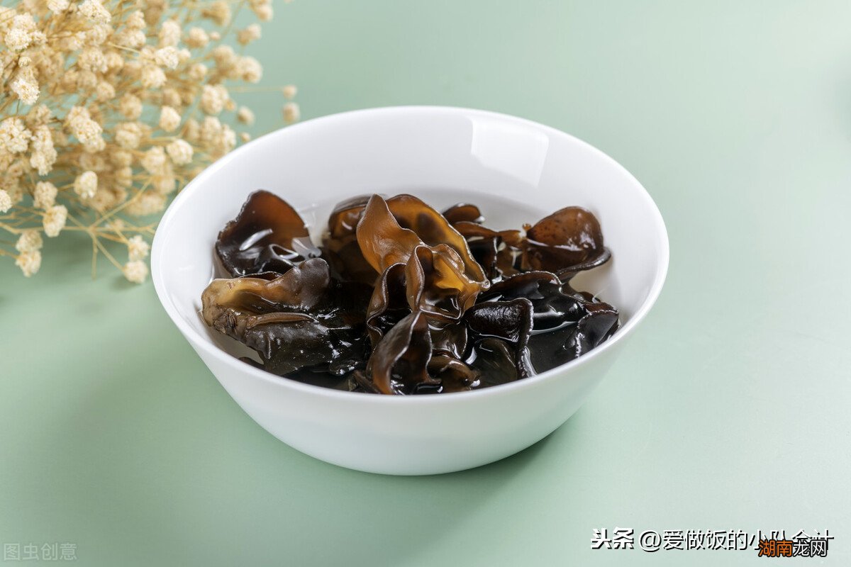 木耳需要用冷水还是热水泡多久 木耳泡20分钟能吃吗