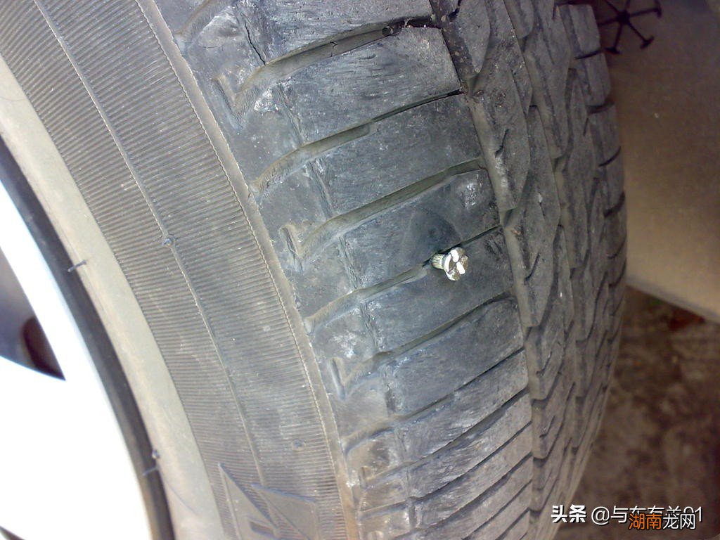 轮胎好多裂纹程度就是需要换了 轮胎裂纹到什么程度可以换