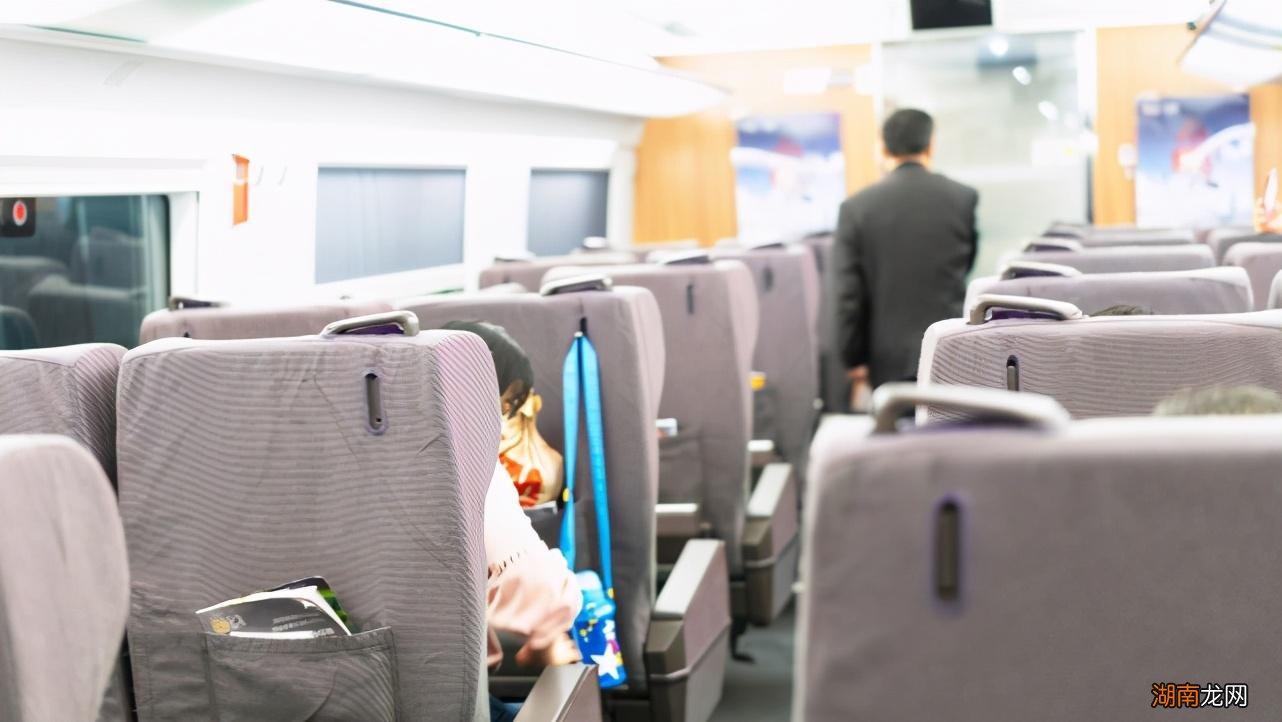 高铁买票时哪个字母代表靠窗户 高铁靠窗的位置字母是什么