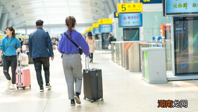 高铁买票时哪个字母代表靠窗户 高铁靠窗的位置字母是什么