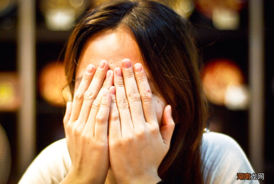 耳朵发烫是说明有人在想你吗 被思念真的会耳朵烫吗