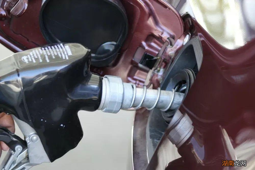 车辆加油时不熄火会造成什么危害 汽车加油时要熄火吗