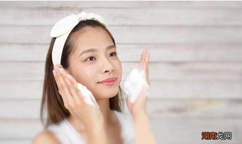 长期一直用清水洗脸效果怎么样 每天用清水洗脸好吗