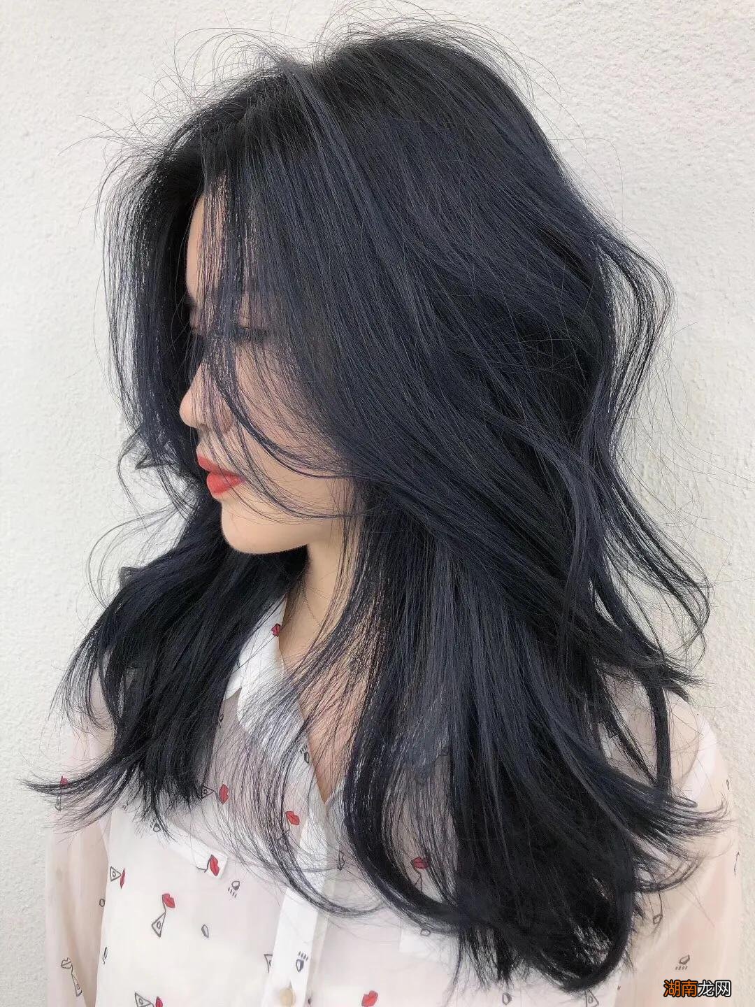 适合黄皮染的三种发色 皮肤暗黄染什么颜色头发显皮肤白