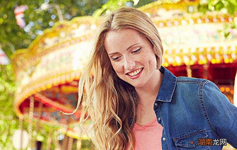 那些有酒窝女孩代表什么意思 为何有酒窝的女人很少