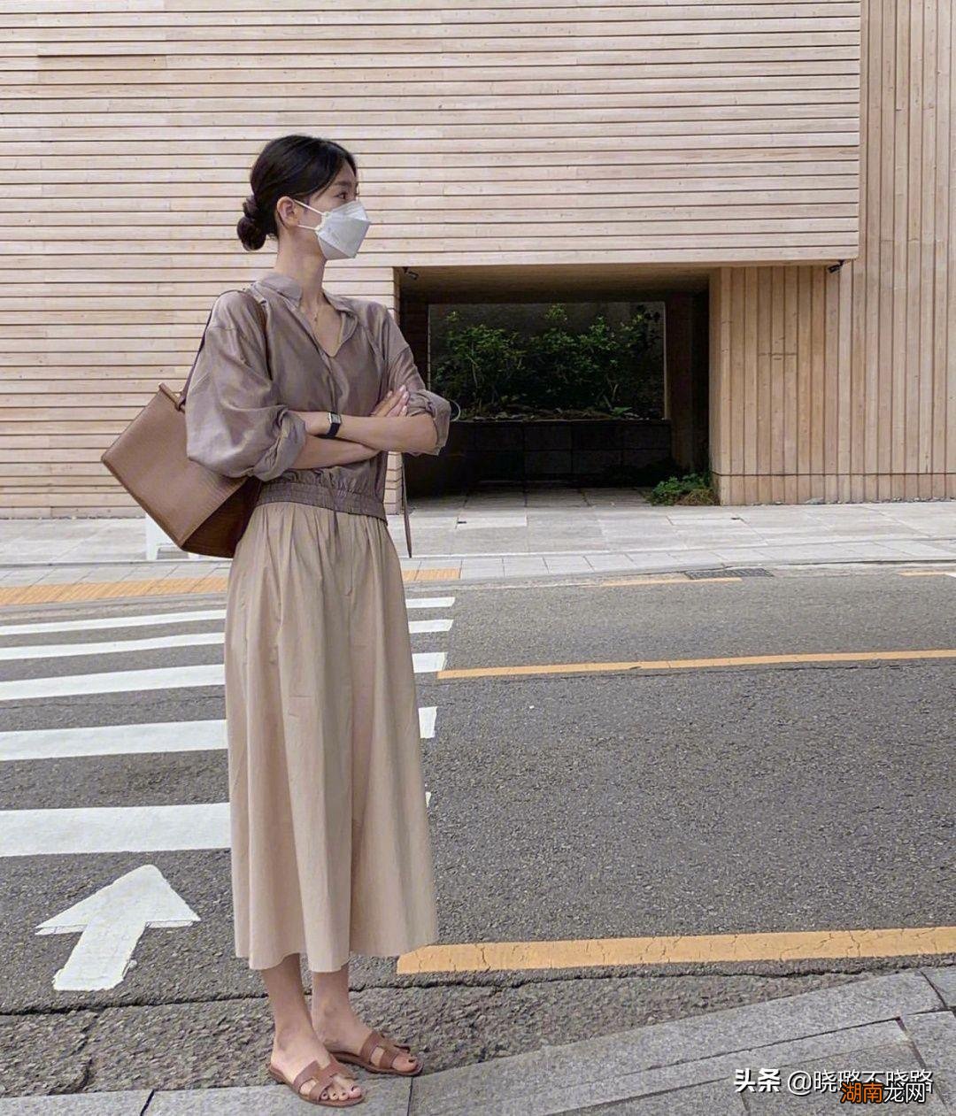 米色裙子的穿搭指南 米色裙子配什么颜色上衣好看图片