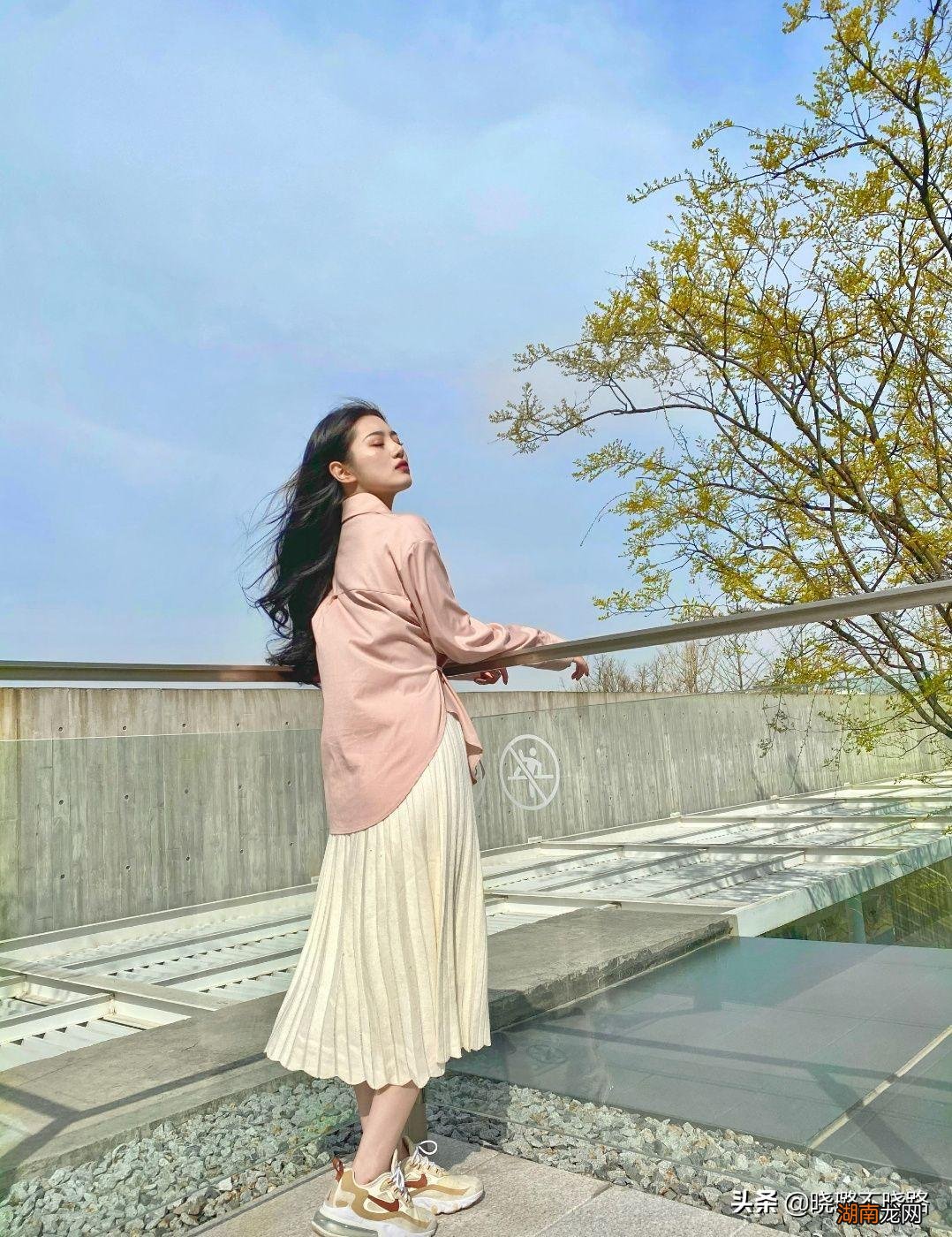 米色裙子的穿搭指南 米色裙子配什么颜色上衣好看图片