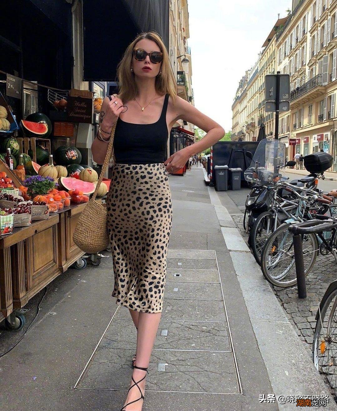 米色裙子的穿搭指南 米色裙子配什么颜色上衣好看图片