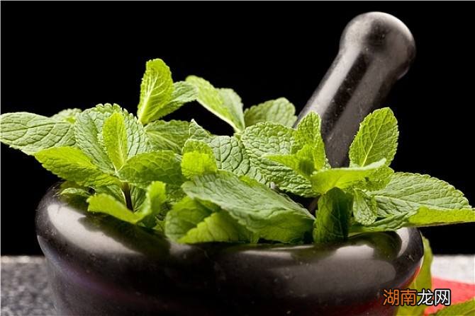 睡醒后脸上出油很厉害什么原因 睡醒后脸上出油是好还是坏