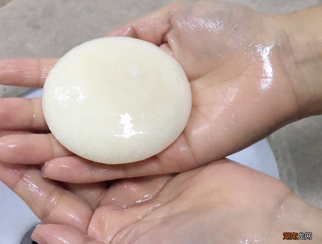 睡醒后脸上出油很厉害什么原因 睡醒后脸上出油是好还是坏