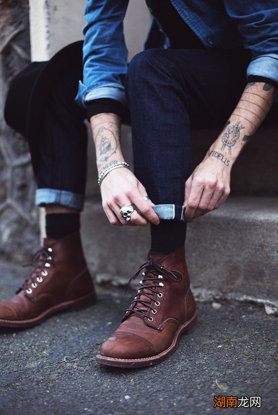 男人穿牛仔裤时怎么搭配鞋子好看 牛仔裤搭配什么鞋男