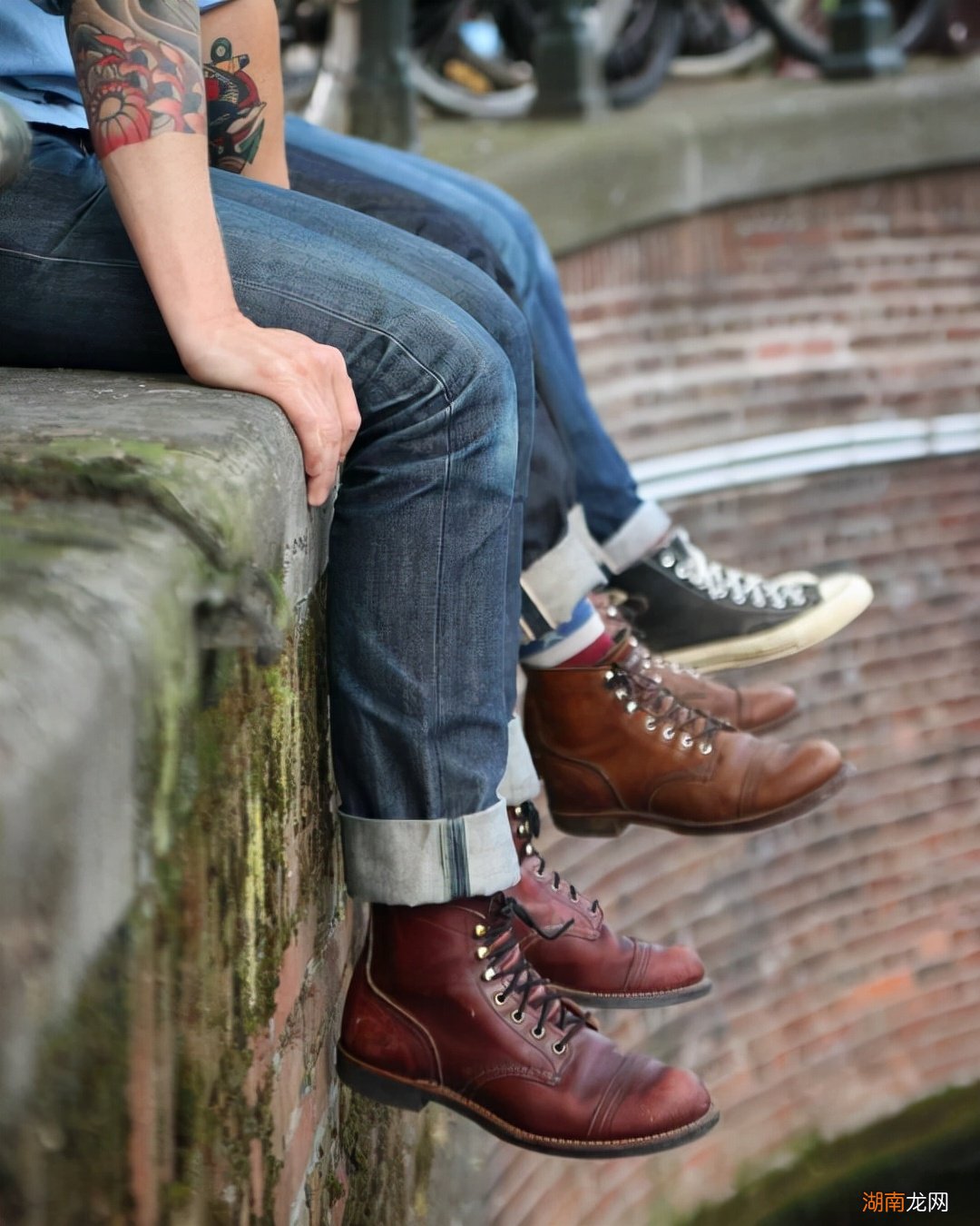 男人穿牛仔裤时怎么搭配鞋子好看 牛仔裤搭配什么鞋男