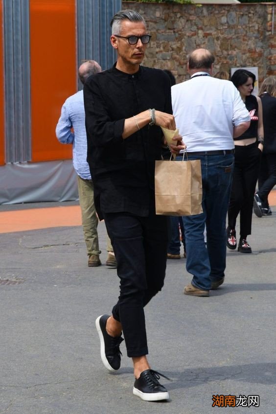 男士黑色衬衫怎么搭配下身好看 男生黑色衬衫配什么裤子