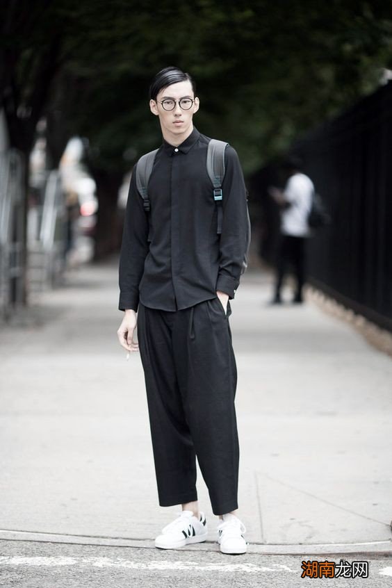 男士黑色衬衫怎么搭配下身好看 男生黑色衬衫配什么裤子