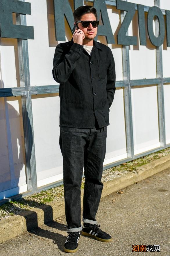 男士黑色衬衫怎么搭配下身好看 男生黑色衬衫配什么裤子