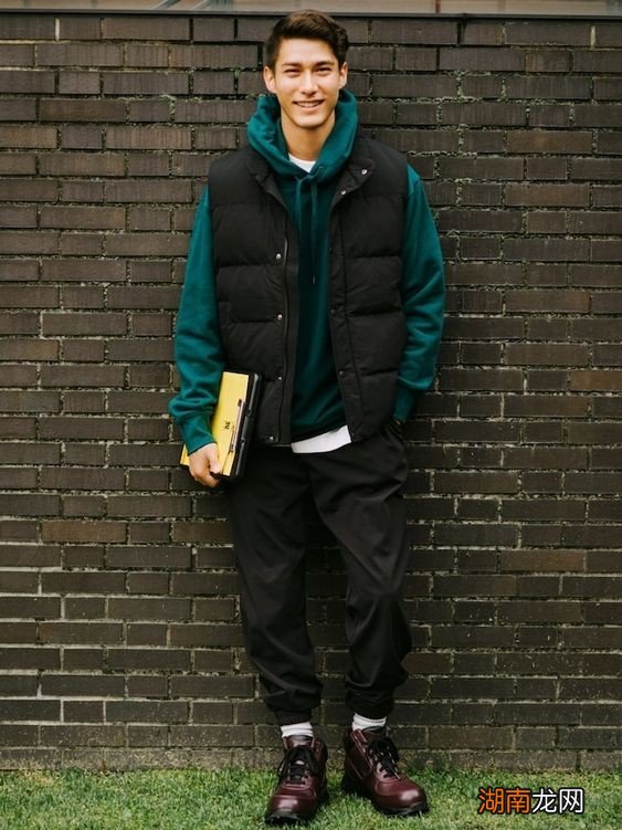 男生怎么穿搭叠穿衣服好看 男生穿搭潮流搭配技巧