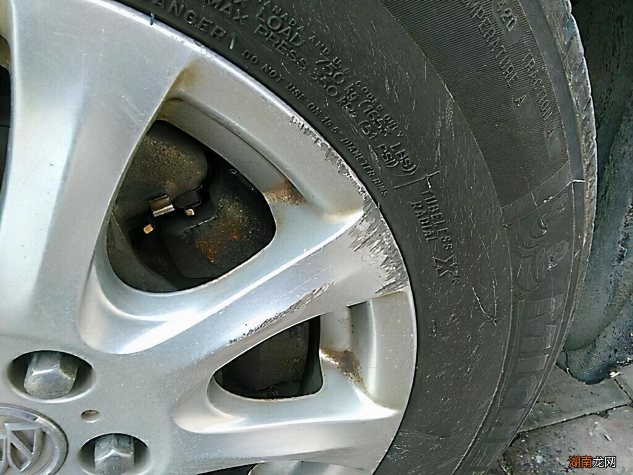 轮毂轻微划伤有必要修复吗 轮毂被马路牙子刮花要紧吗