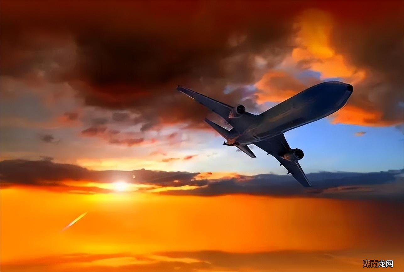 为什么飞机有两个黑匣子 飞机上黑匣子是什么意思