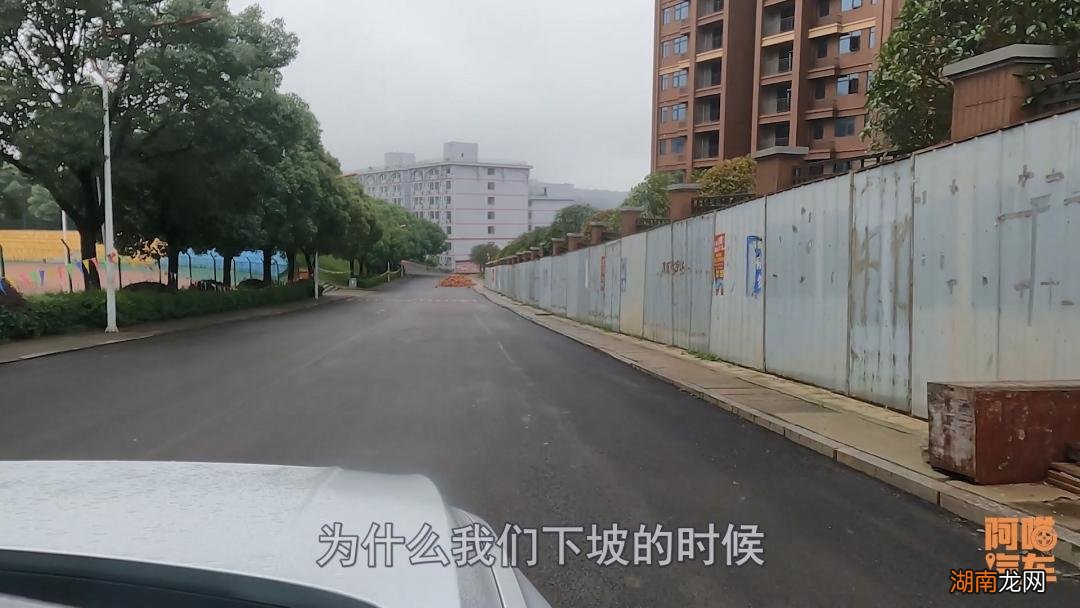 自动挡车长下坡挂什么档位好 自动挡连续下坡的正确方法