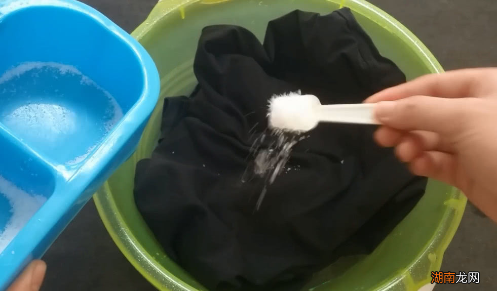 有的新衣服会自带一小块布料是做什么用的