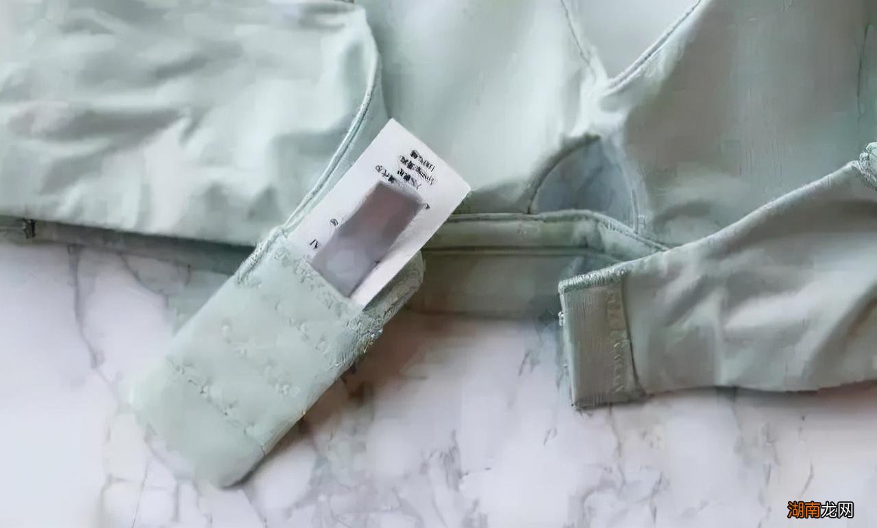 有的新衣服会自带一小块布料是做什么用的