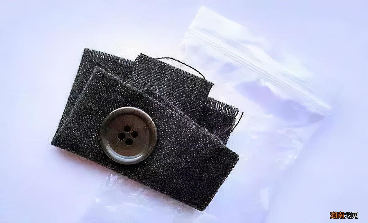 有的新衣服会自带一小块布料是做什么用的