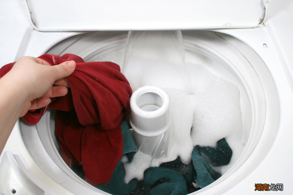 有的新衣服会自带一小块布料是做什么用的