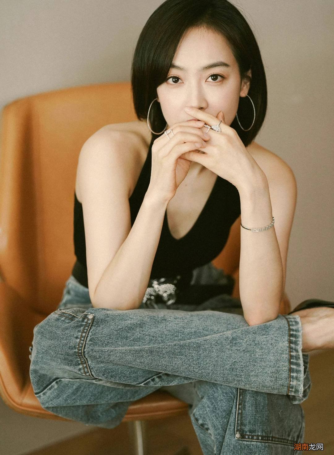 夏天黑色上衣怎么搭配出高级感 黑色衣服搭配什么裤子好看